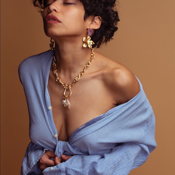 Gold chain necklace with shell pendant . - Picture 2 of 2